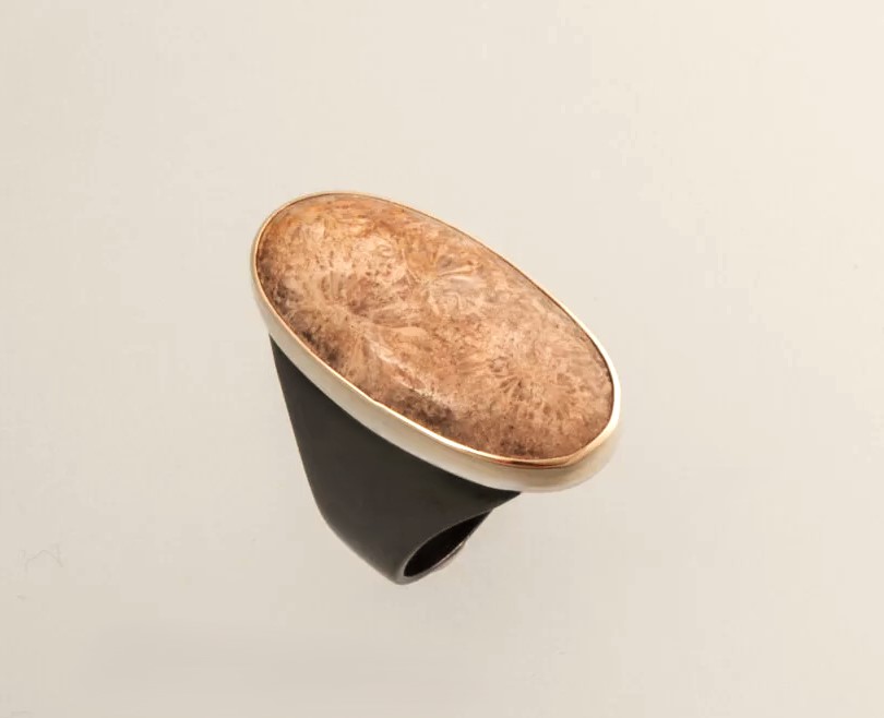 “White fossil coral” Ring, silver and gold, black, white fossil coral