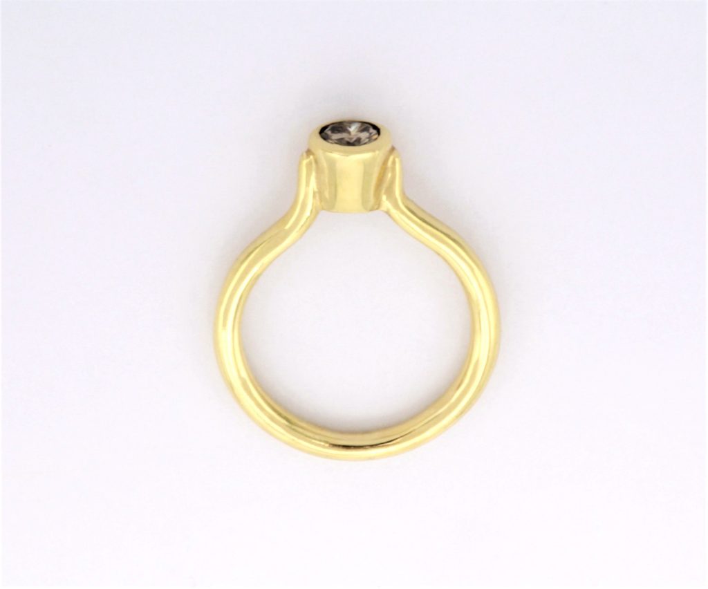 “Solitaire with a twist” Ring, gold, diamond