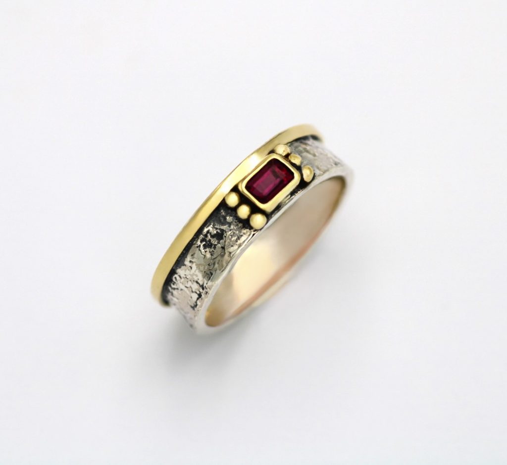 “One side ΙΙI” Ring, silver and gold, garnet