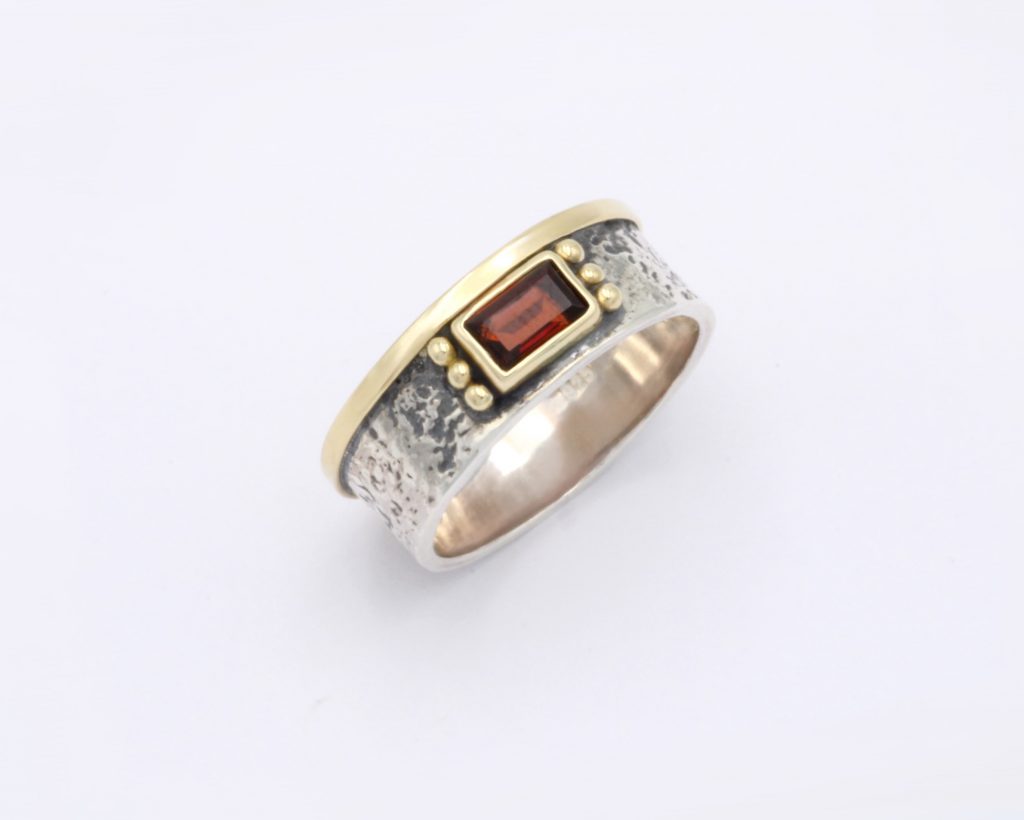 “One side ΙI” Ring, silver and gold, garnet