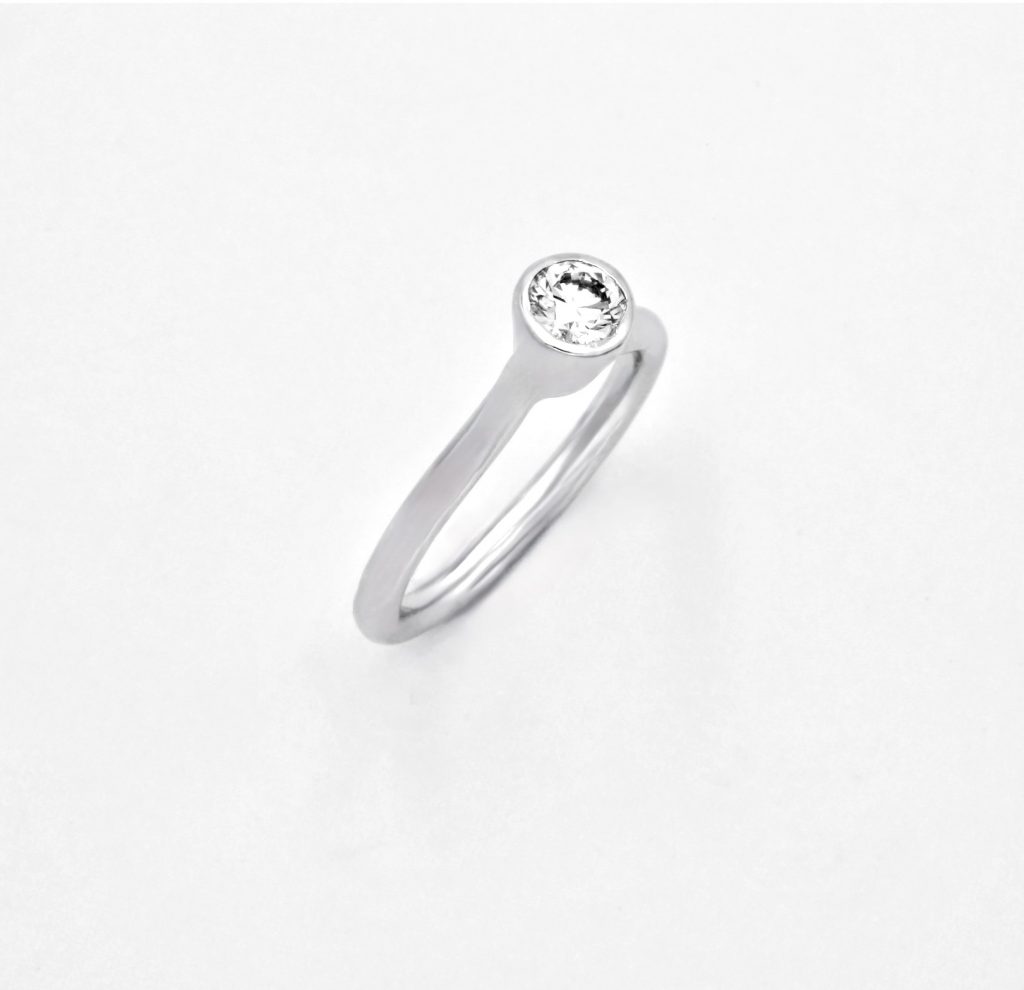 “Solitaire with a twist” Ring, white gold, diamond