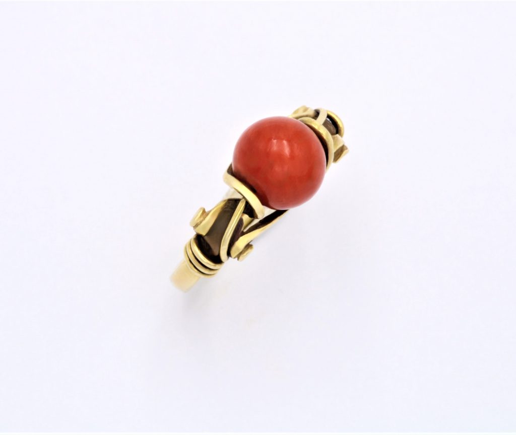 “11th century museum copy” Ring, gold, coral