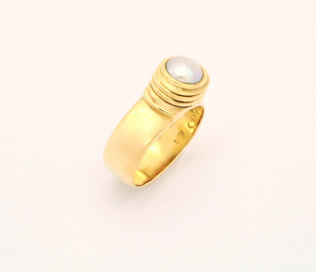 “Cochlea ΙΙ” Ring, gold, pearl