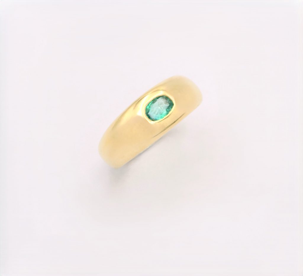 “Classic” Ring, gold, emerald