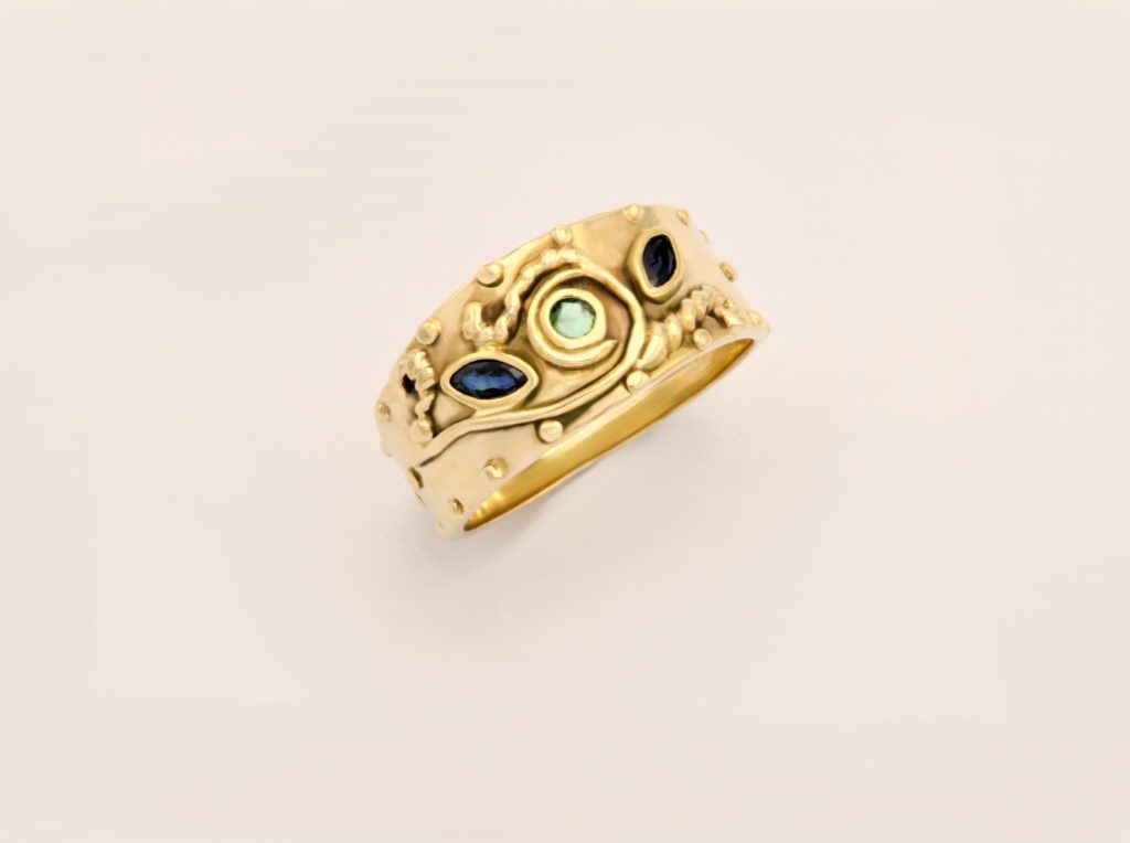 “Larnax” Ring, gold, saphire, emerald