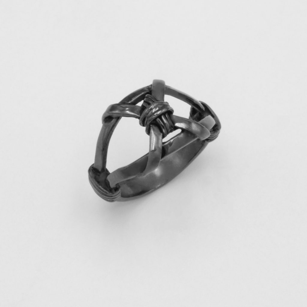 “Gordian knot I” Ring, silver, black