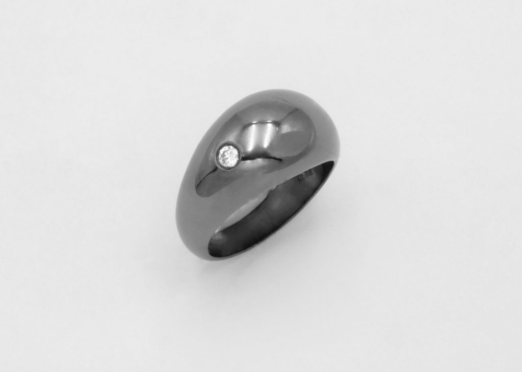 “Curvy” Ring, silver, black, diamond
