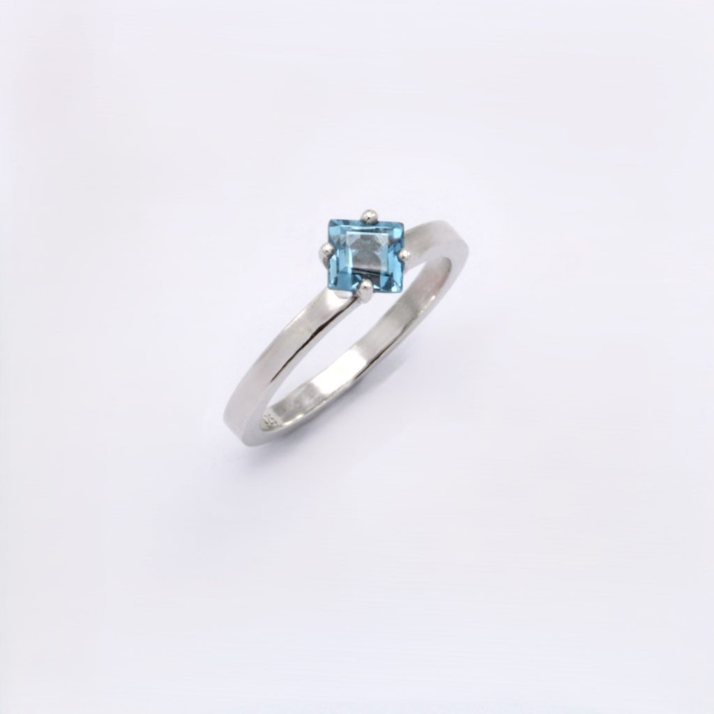 “Solitaire” Ring, silver white aqua marine