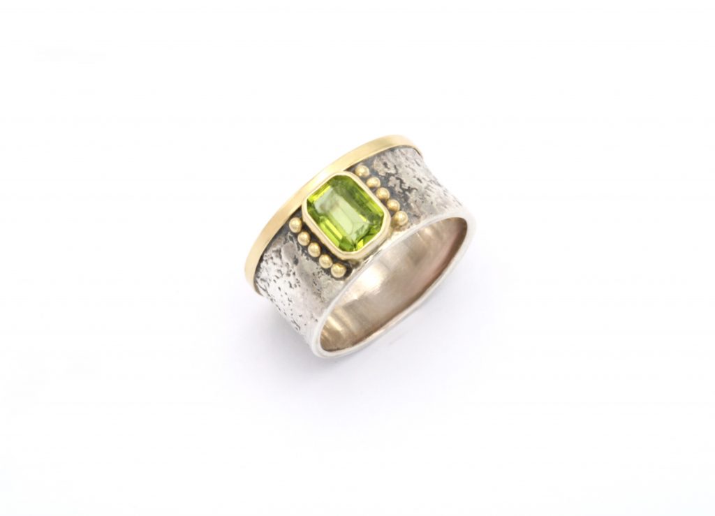 “One side I” Ring, silver and gold, peridot