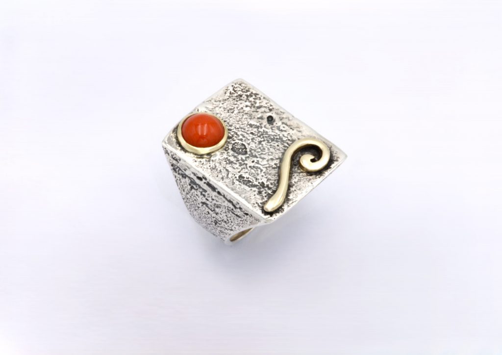 “Coral sun” Ring, silver and gold, coral