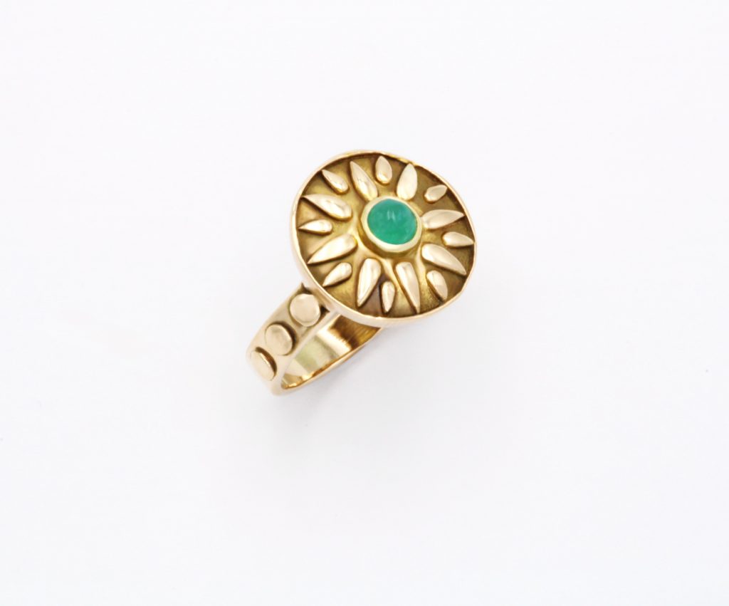 “Vergina sun” Ring, gold, emerald
