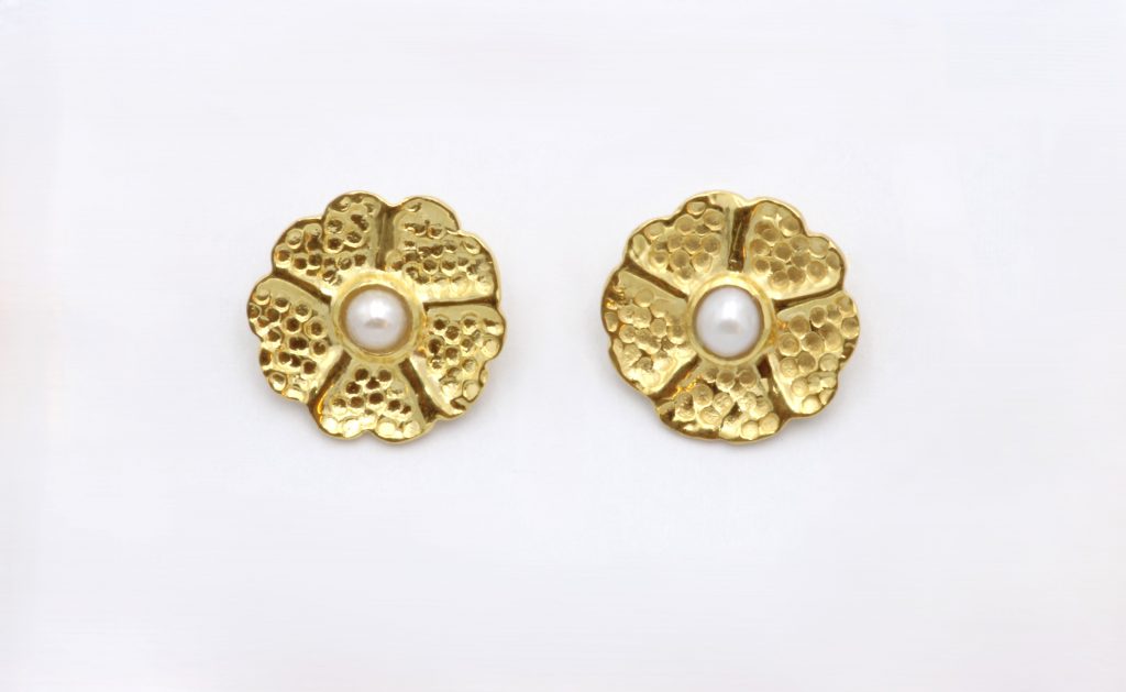 “Rossette martele II” Earrings gold, pearl