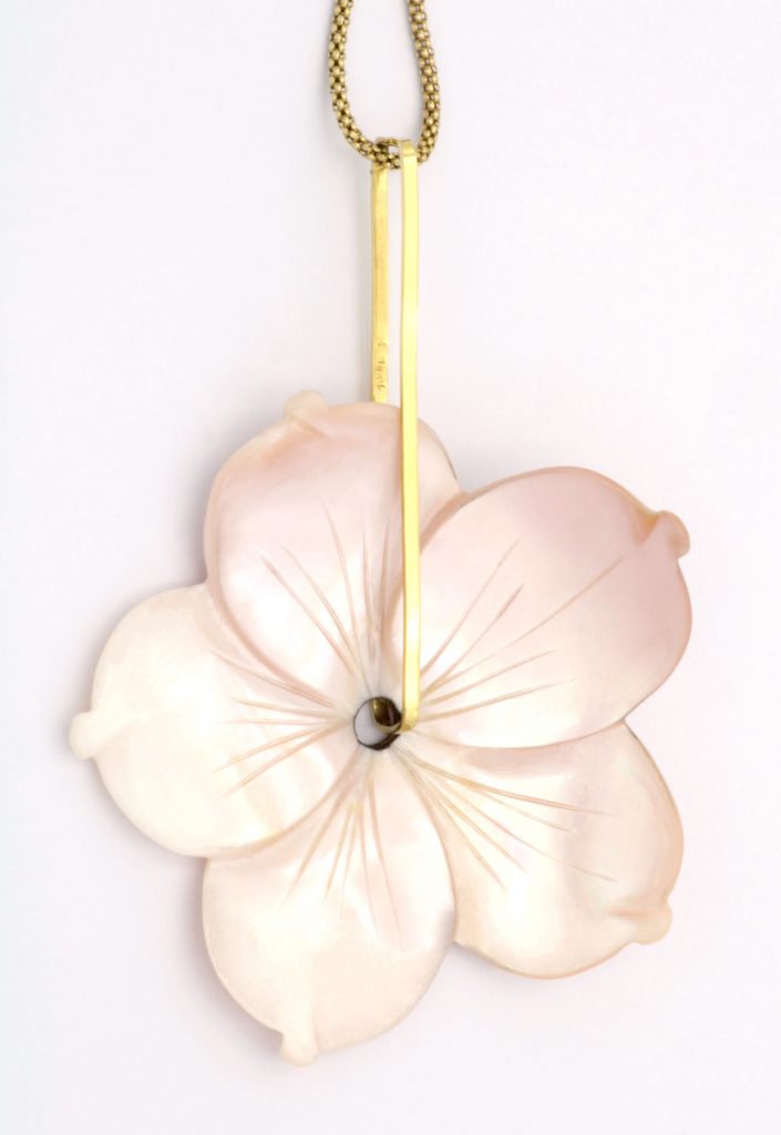 “Mop flower” Pendant gold, mother of pearl